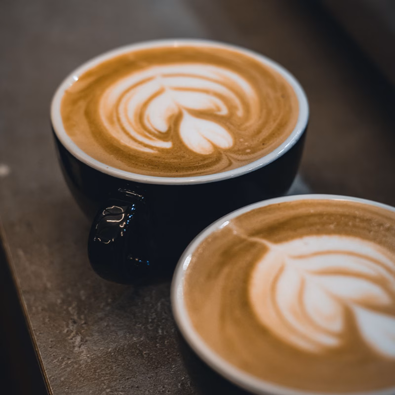 Flat White mit Latte Art im Room55 Café in der Lübecker Altstadt Flat White im Room55 Café Lübeck Altstadt mit Latte Art